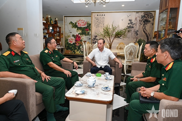 Thượng tướng Phạm Hoài Nam dâng hương, tri ân các đồng chí nguyên lãnh đạo Bộ Quốc phòng